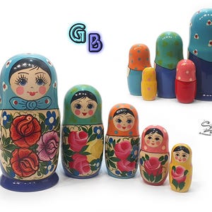 Collection de poupées russes anciennes aux couleurs vives bleues