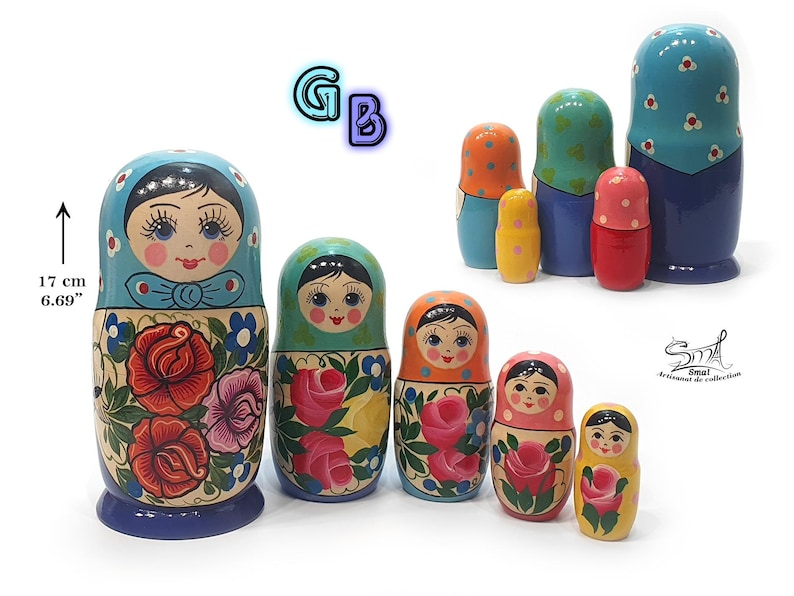 Collection de poupées russes anciennes aux couleurs vives bleues