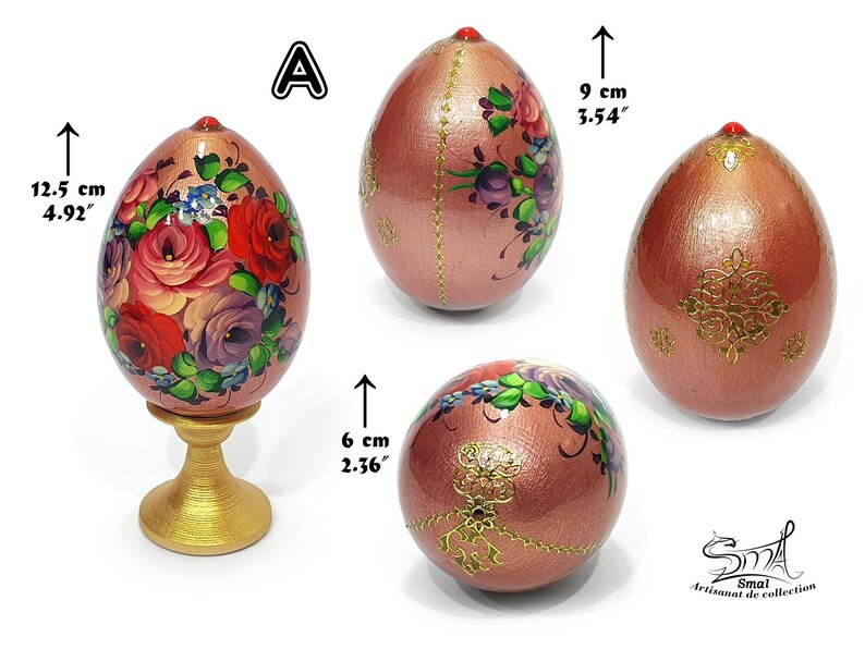 Œuf de Pâques peint à la main en style russe, finition rose nacrée, décor floral avec ornements dorés et détail bijou, présenté sous différents angles avec socle décoratif et mesure 12,5 cm de haut