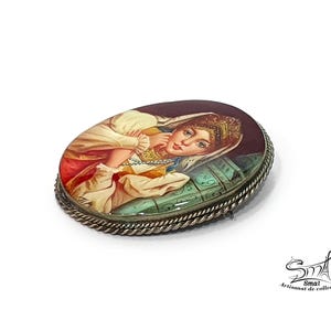 Broche peinte à la main représentant une femme russe en costume traditionnel – miniature sur nacre, pièce de collection.