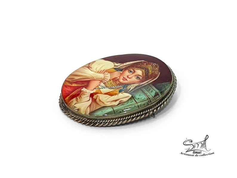 Broche peinte à la main représentant une femme russe en costume traditionnel – miniature sur nacre, pièce de collection.