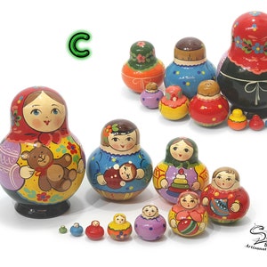Matriochka 10 pièces hauteur 13 cm, peinte à la main, thème enfance et jouets russes, couleurs vives et vernis brillant