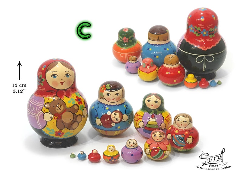 Matriochka 10 pièces hauteur 13 cm, peinte à la main, thème enfance et jouets russes, couleurs vives et vernis brillant