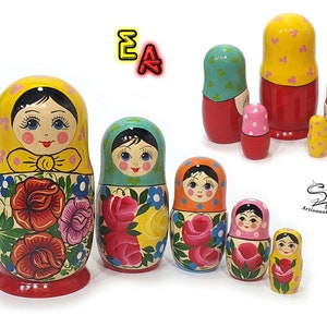 Collection de poupées russes anciennes aux couleurs vives jeunes