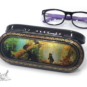 Von Hand verziertes Brillenetui mit einer russischen Landschaft. Ein Morgen in einem Kiefernwald. Geschenk für Männer und Frauen Ref: 8B14B3B