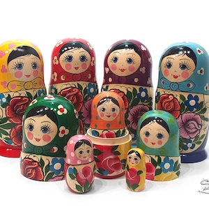 Matriochka poupée russe traditionnelle vintage peinte à la main avec fleurs colorées de différents couleurs