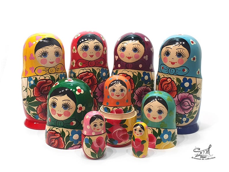 Matriochka poupée russe traditionnelle vintage peinte à la main avec fleurs colorées de différents couleurs