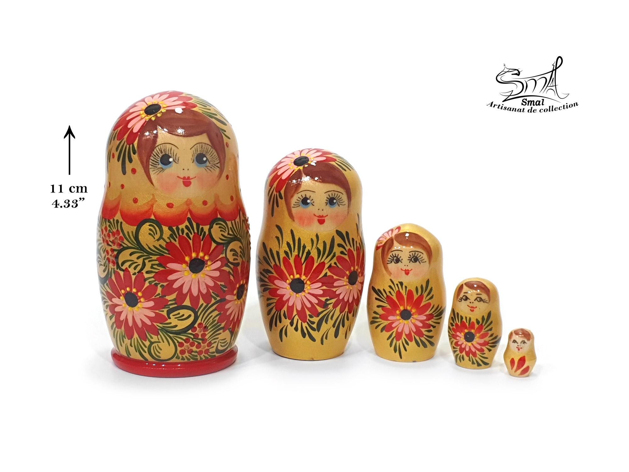 金色のロシアの入れ子人形5体セット。手描きの木製マトリョーシカに花