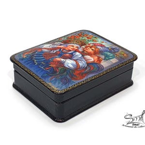 Boîte russe laquée fermée en papier mâché, Ivan Tsarévitch et Vassilissa la Belle avec l’Oiseau de Feu, coffret folklorique vernis brillant avec bordure dorée peinte à la main