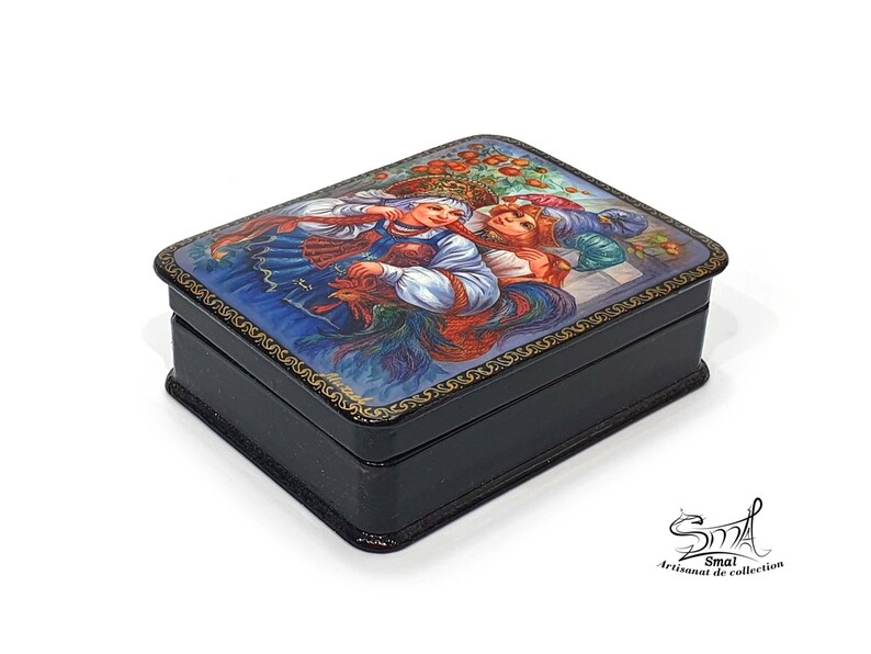 Boîte russe laquée fermée en papier mâché, Ivan Tsarévitch et Vassilissa la Belle avec l’Oiseau de Feu, coffret folklorique vernis brillant avec bordure dorée peinte à la main