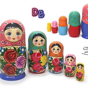 Collection de poupées russes anciennes aux couleurs roses