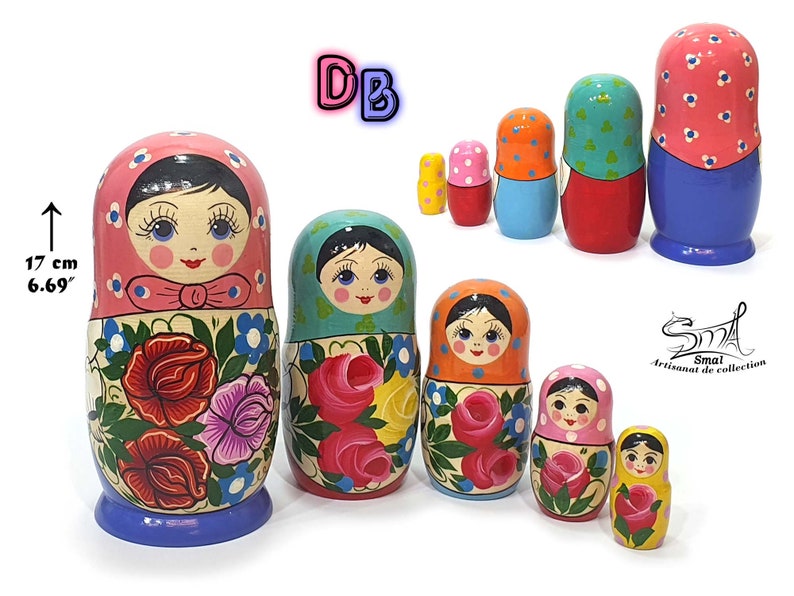 Collection de poupées russes anciennes aux couleurs roses