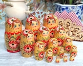 金色のロシアの入れ子人形5体セット。手描きの木製マトリョーシカに花