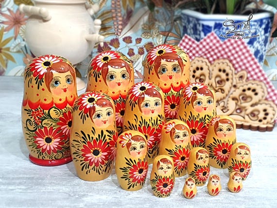 金色のロシアの入れ子人形5体セット。手描きの木製マトリョーシカに花