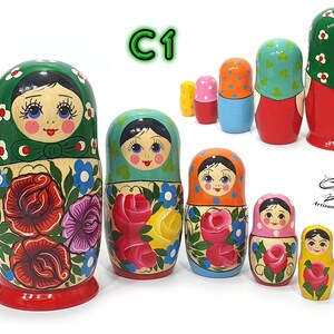 Poupée russe verte artisanale, cadeau typique de Russie