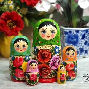 Poupée gigogne russe vintage verte exposée sur une étagère en bois