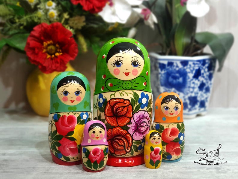 Poupée gigogne russe vintage verte exposée sur une étagère en bois