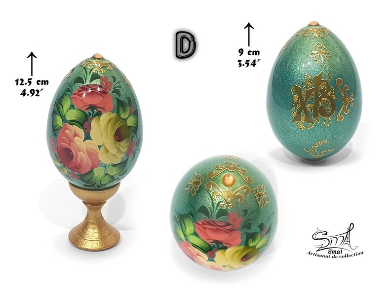 Œuf de Pâques décoratif aux inspirations russes, teinte verte nacrée, orné d’une composition florale réalisée à la main et de motifs dorés avec cabochon, présenté avec son socle, hauteur totale 12,5 cm, hauteur de l’œuf 9 cm