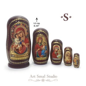 Matriochka Religieuse avec Icônes Orthodoxes – Une poupée russe traditionnelle décorée à la main, représentant la Vierge Marie, l’Enfant Jésus, Saint Nicolas et des icônes sacrées. Un symbole de foi et de culture russe.