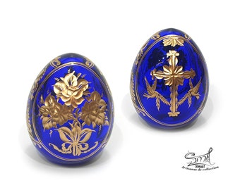Huevo de Pascua de cristal estilo Fabergé procedente de San Petersburgo, Rusia. Cristal azul ruso estilo Fabergé con un águila bicéfala y flores.
