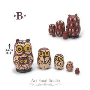 A detailed view of a five-piece owl nesting doll set, showing the graduated Russian matryoshka figures from the largest owl to the tiniest inner doll, with the 5.5 cm height clearly indicated; model B in dark brown