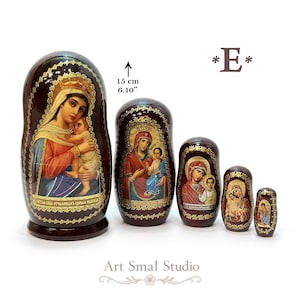 Matriochka religieuse en bois peinte à la main représentant la Vierge Marie « Oumilenie » (« Tendresse ») avec l'Enfant Jésus. Ensemble de 5 poupées russes avec les icônes de Notre-Dame de Vladimir, d'Iveron, de Kazan, « Il est digne en vérité » et de l'Archange Gabriel.