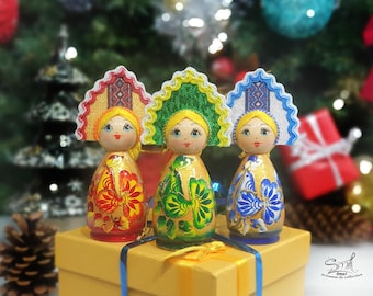 クリスマスの飾り：ロシア人形、手描きの木製マトリョーシカ、カラフル