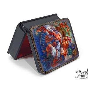 Boîte russe laquée ouverte en papier mâché, Ivan Tsarévitch et Vassilissa la Belle avec l’Oiseau de Feu, intérieur rouge verni, coffret folklorique artisanal avec bordure dorée peinte à la main