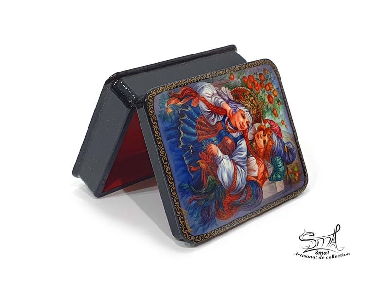 Boîte russe laquée ouverte en papier mâché, Ivan Tsarévitch et Vassilissa la Belle avec l’Oiseau de Feu, intérieur rouge verni, coffret folklorique artisanal avec bordure dorée peinte à la main