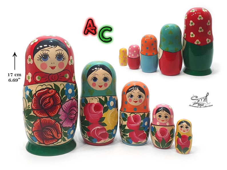 Ensemble de poupées russes vintage décorées de motifs floraux