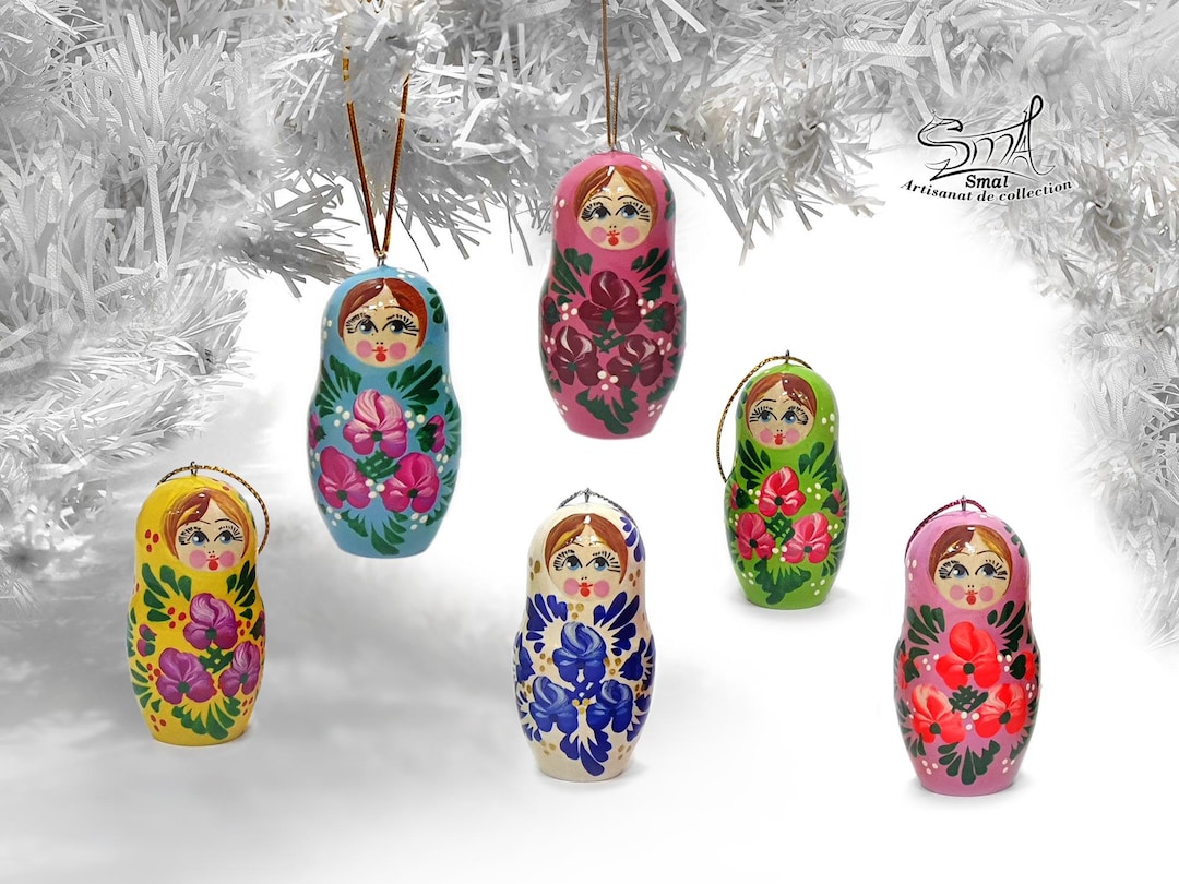 クリスマスの飾り：ロシア人形、手描きの木製マトリョーシカ、カラフル