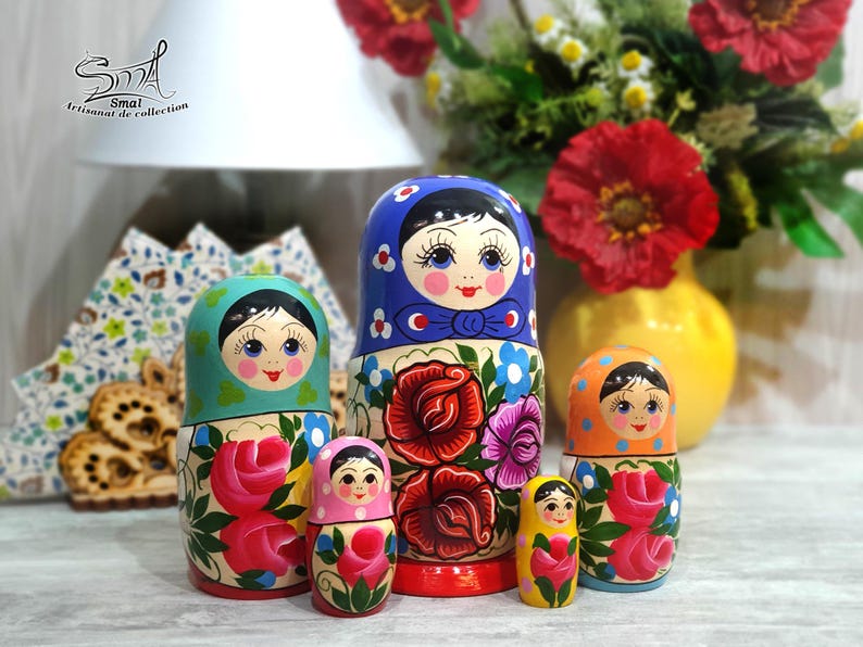 Poupée gigogne matriochka violette russe vintage exposée sur une étagère en bois