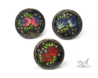 Grande Broche Russe En Bois Laqué Peint Main - Superbe Qualité - Signée - Hauteur 5,1 Cm - Occasion