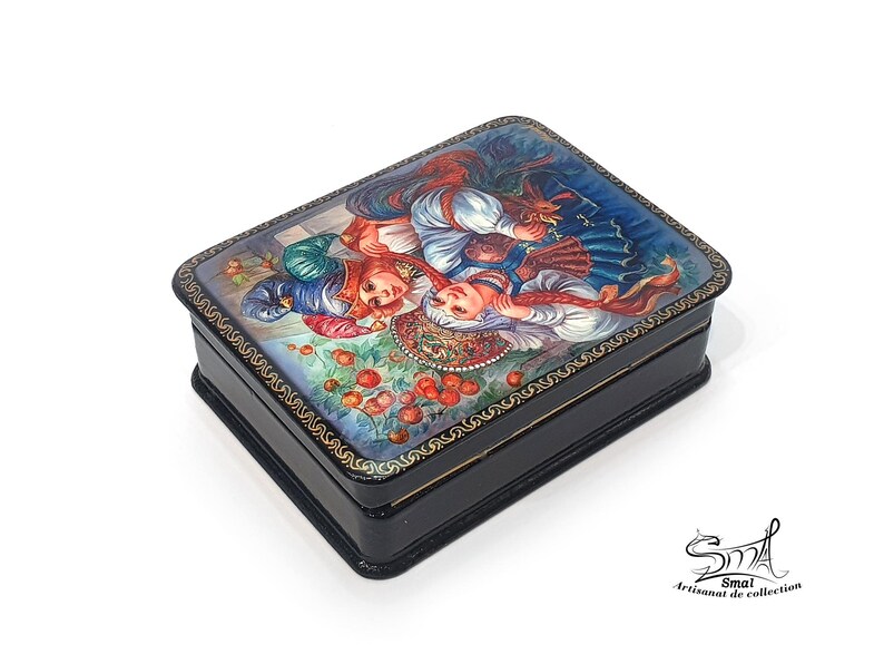 Boîte russe laquée en papier mâché vue en angle, décor Ivan Tsarévitch et Vassilissa la Belle avec l’Oiseau de Feu, coffret folklorique vernis brillant avec motif doré peint à la main