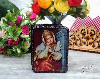 Russian miniature lacquered jewelry box, collectible box. Fedoskino style. Handmade. Woman by the fireplace. Ref: 8B6E1