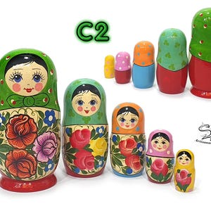 Ensemble de poupées gigognes verts peintes avec des motifs folkloriques