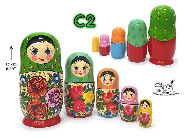 Ensemble de poupées gigognes verts peintes avec des motifs folkloriques