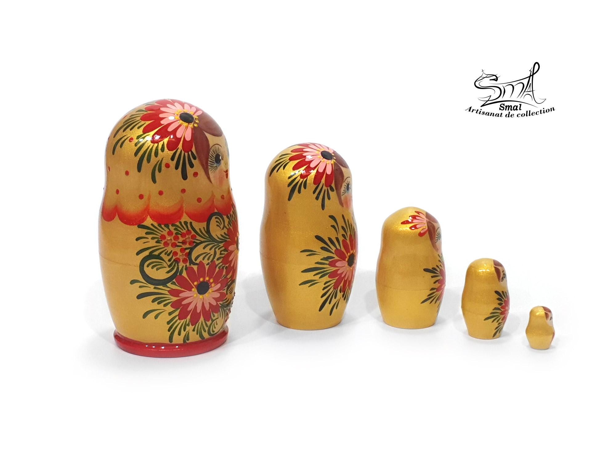 金色のロシアの入れ子人形5体セット。手描きの木製マトリョーシカに花