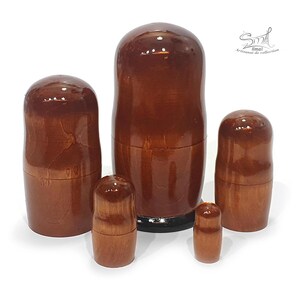 Back view of a hand painted Russian nesting doll set showing the smooth natural wood grain and glossy lacquer finish on all five wooden Matryoshka dolls