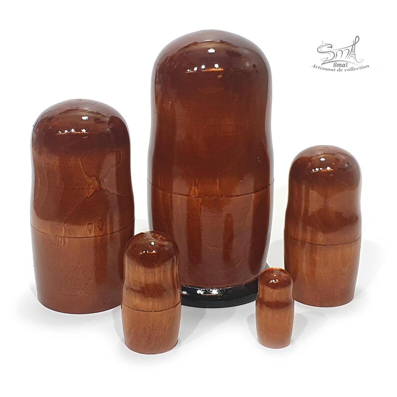 Back view of a hand painted Russian nesting doll set showing the smooth natural wood grain and glossy lacquer finish on all five wooden Matryoshka dolls