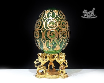 Huevo de Pascua de cristal estilo Fabergé procedente de San Petersburgo, Rusia. Cristal azul ruso estilo Fabergé con un águila bicéfala y flores.