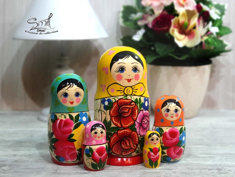 Poupée russe jeune artisanale, cadeau typique de Russie