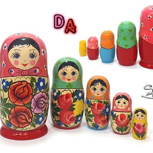 Gros plan sur le visage peint d’une matriochka rouge classique