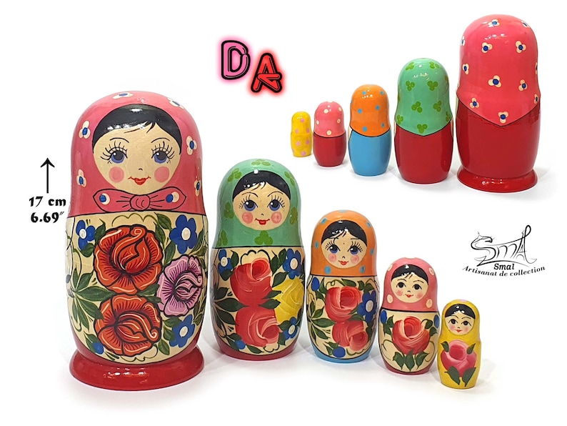 Gros plan sur le visage peint d’une matriochka rouge classique