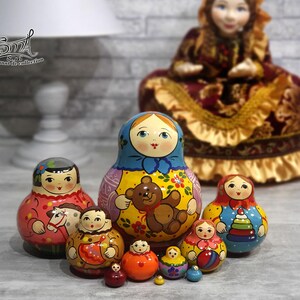 Matriochka russe artisanale 13 cm, série 10 poupées gigognes thème chaton et jouets d’enfance, présentée en décor intérieur élégant