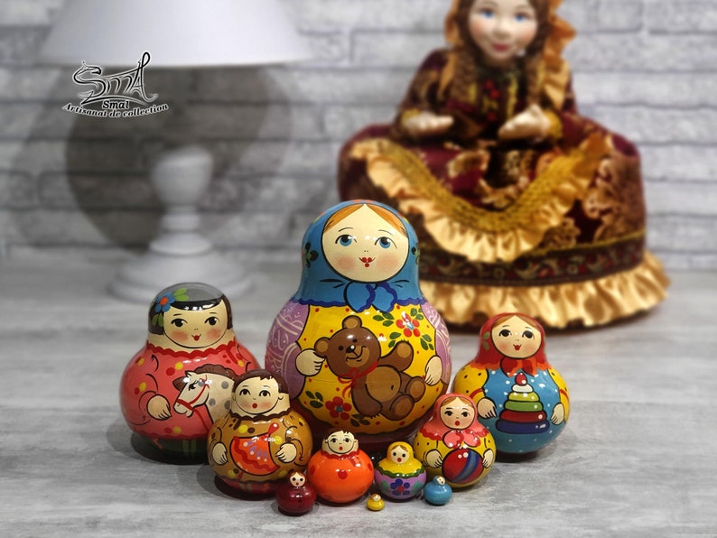 Matriochka russe artisanale 13 cm, série 10 poupées gigognes thème chaton et jouets d’enfance, présentée en décor intérieur élégant