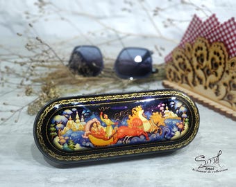Estuche para gafas adornado con un motivo de la Troika rusa aplicado al estilo Palekh, con acabado en laca brillante. Un regalo ideal para los amantes del arte ruso. Ref.: 8B14B5D
