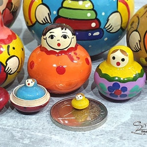 Détail des plus petites poupées gigognes de la matriochka 10 pièces, miniature peinte à la main, comparaison avec pièce pour l’échelle