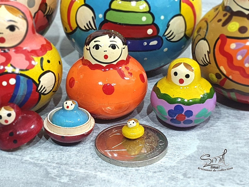 Détail des plus petites poupées gigognes de la matriochka 10 pièces, miniature peinte à la main, comparaison avec pièce pour l’échelle