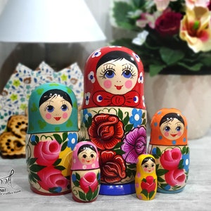 Poupée russe rouge artisanale, cadeau typique de Russie